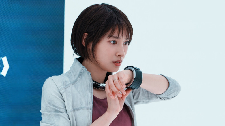 Tao Tsuchiya as Yuzuha Usagi speaking into her wristband in Alice in Borderland season 3