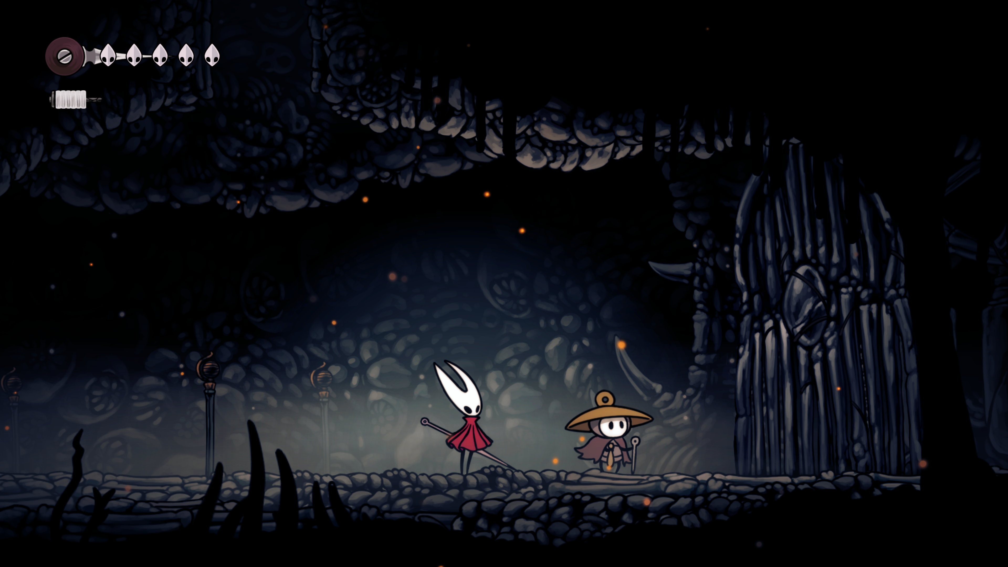 شخصیت هورنت با لباس سفید و شنل قرمز در مقابل درب بزرگ در Hollow Knight: Silksong
