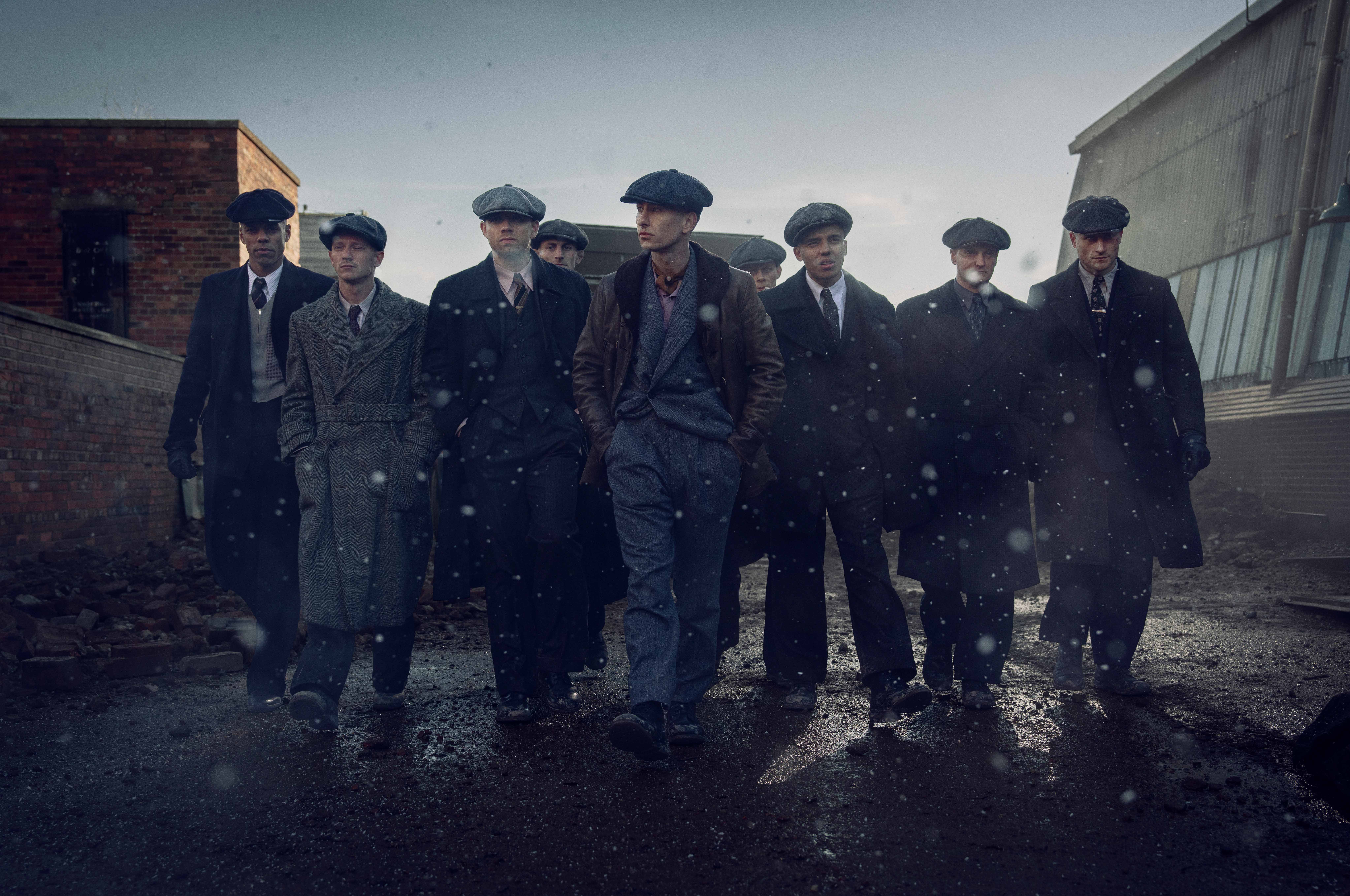 شخصیت‌های Peaky Blinders در حال قدم زدن به سمت دوربین