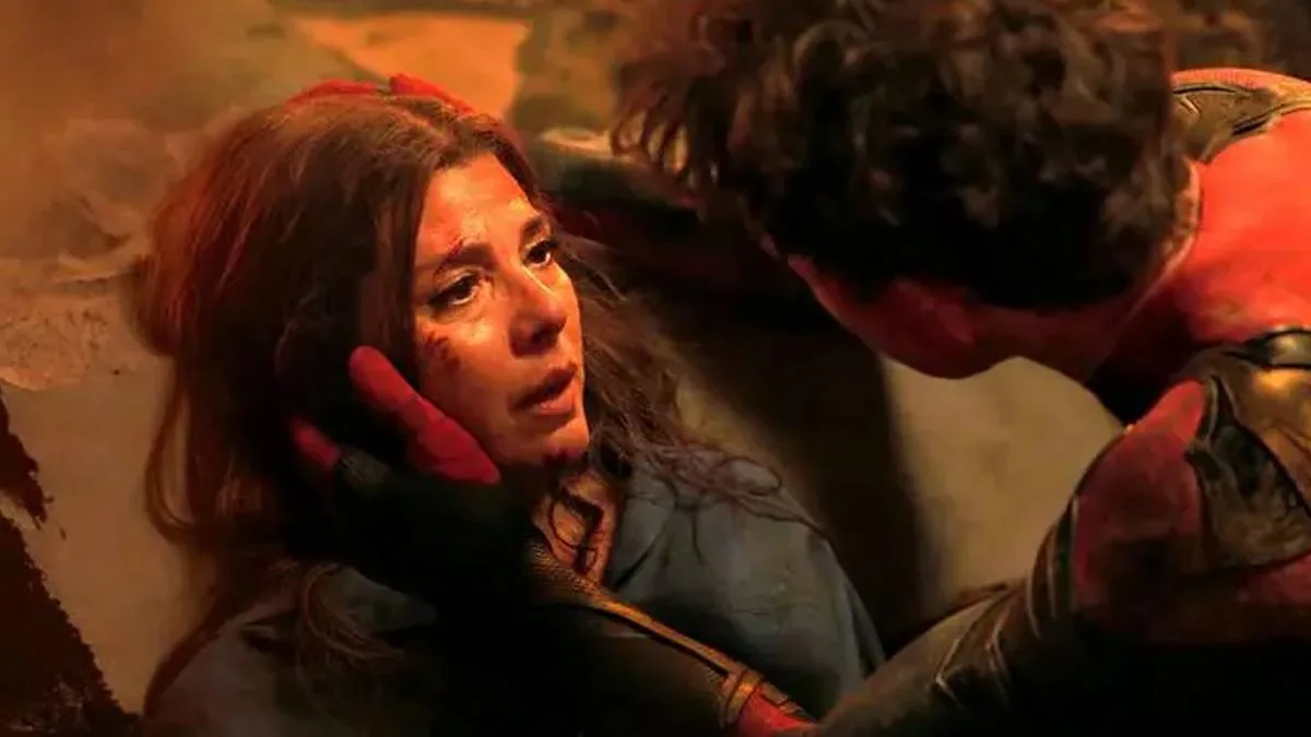 پیتر پارکر اونت می در حال احتضار را در آغوش گرفته، صحنهای از فیلم Spider-Man: No Way Home