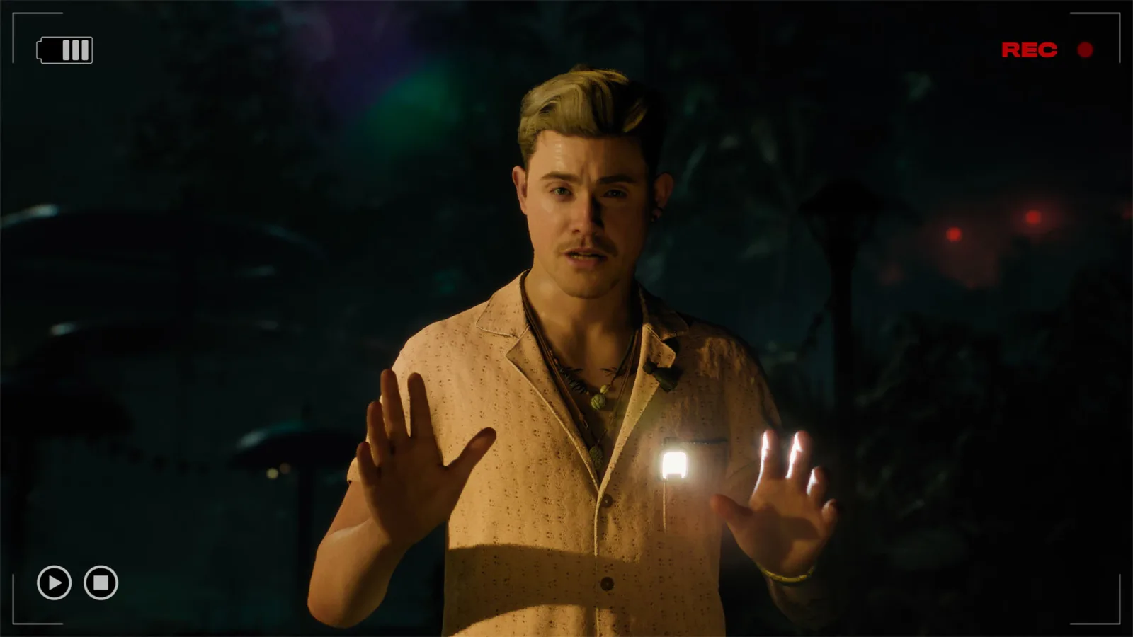 شخصیتی در حال فیلمبرداری با چراغقوه در جنگلی تاریک، نمایی از تریلر معرفی Until Dawn 2